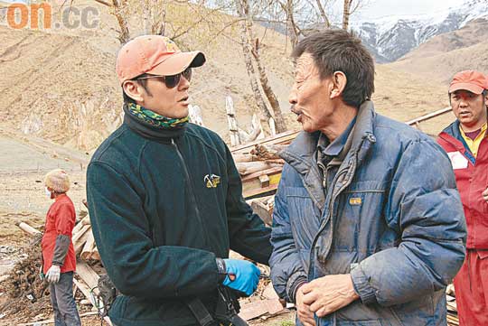 莫少聪再到玉树赈灾目击车祸勇救伤者(图)