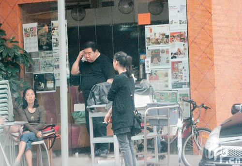 郑则士和太太好友喝茶三人行当街抽烟挖耳(图)
