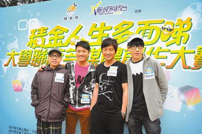 孙耀威(右二)与“农夫”及高皓正