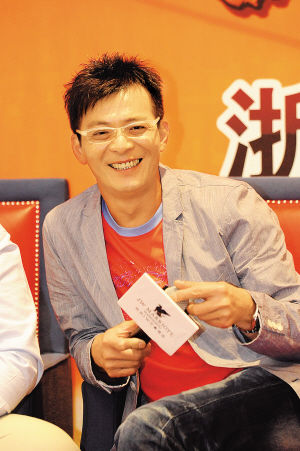 杭州重聚现场的昔日郭靖黄日华，近日萌生“退意”，宣布要退休。 