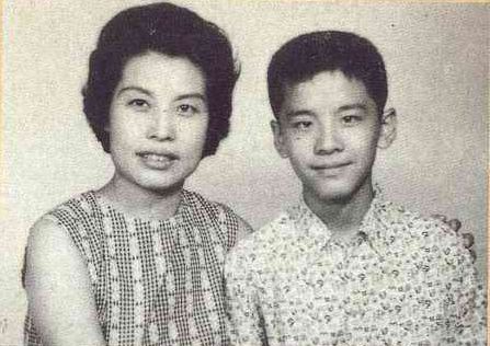 童年时的姜大卫(右)与母亲红薇