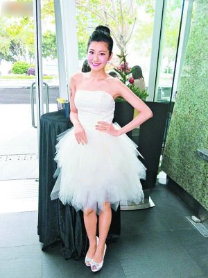 陈自瑶怀孕3月仍踩高跟鞋出行