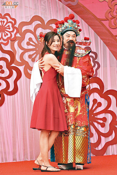 李嘉欣与财神拥抱，笑言要沾旺气。