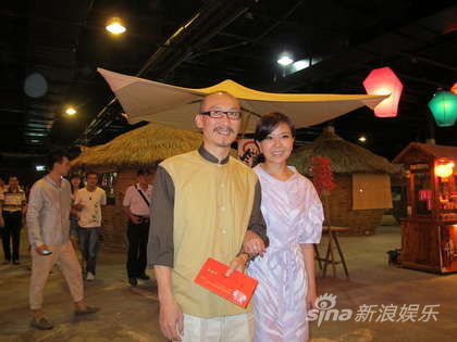 小潘潘与夫婿江钦良在宝岛文化村发送喜帖。