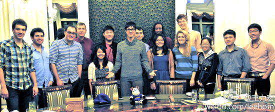 王力宏与学弟学妹在台北101吃晚餐