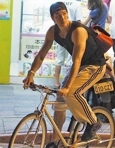 男友半夜骑车回蔡依林家疑似同居(图)