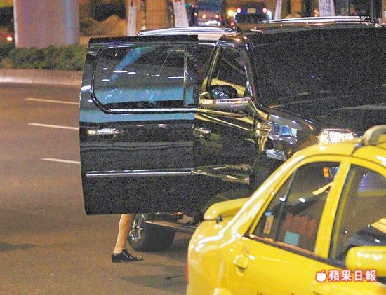 萧亚轩无视路人 搓玩柯震东腋毛调情