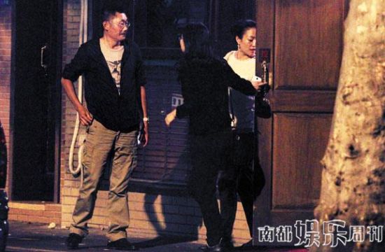 徐克深夜携小女友夜会何平 绅士得体(图)