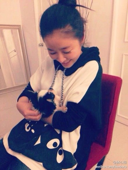 林心如抱小狗吐舌卖萌 尽显可爱小女人