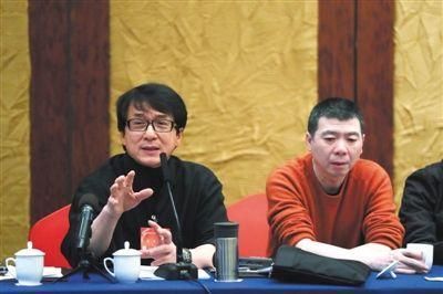 成龙(左)在政协会议上