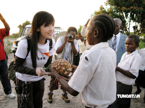组图:周慧敏赴非洲刚果探访贫困孩子伸出援手