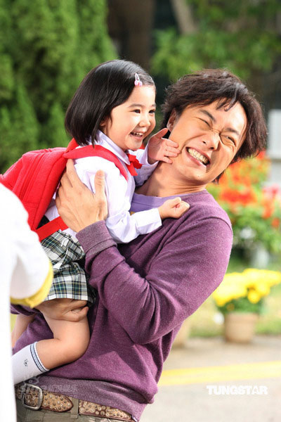 陈奕迅携女儿拍广告 父女情深惹人羡慕【图】