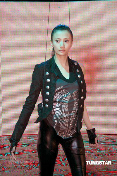 黄伊汶为《渴求》拍摄MV胆大女不惧威亚(组图)