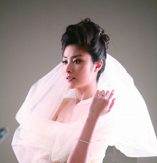 陈慧琳婚纱照:很艳很华美(组图) 组图:陈慧琳“预演”婚礼华美装扮秀女性魅力