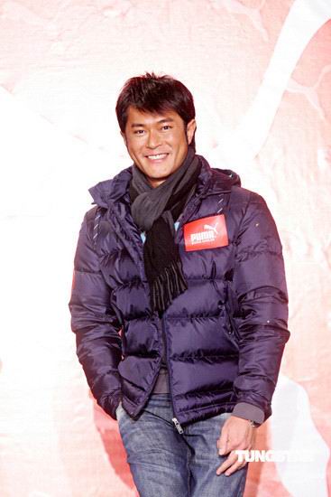 古天乐上海低调出席剪彩 店内换上红球鞋【图】