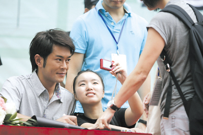 古天乐重庆代言遭女粉丝强吻【图】