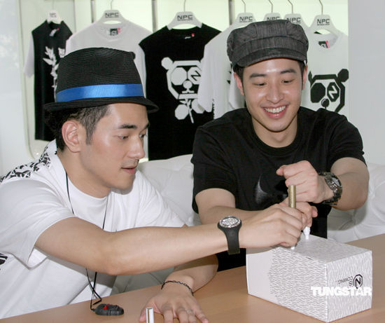 潘玮柏客串店长 签售限量t恤耍宝搞怪【图】