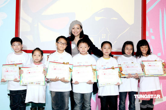 邓萃雯意外现身 为小朋友自创偶戏站台【图】