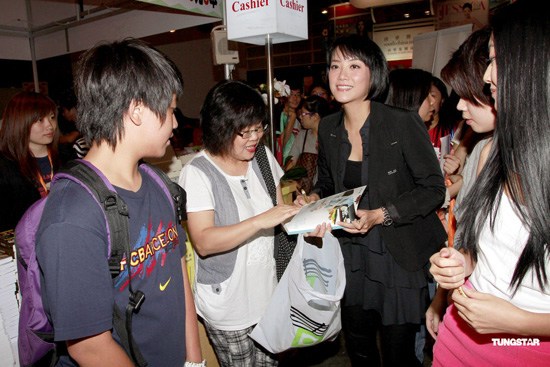 组图:诗雅不够胆出写真 Mani自嘲没事业线