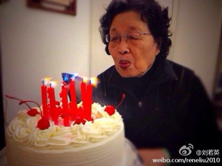 刘若英祖母86岁大寿 水墨画出手不凡