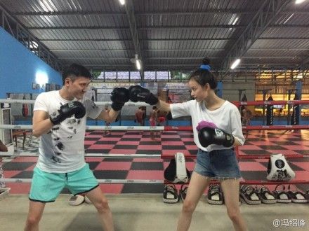 冯绍峰晒与倪妮合照 网友起哄：赶紧结婚