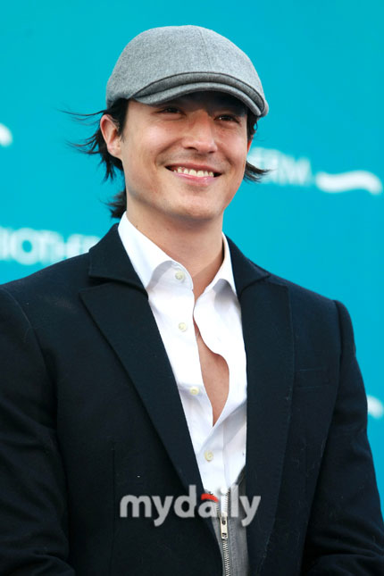 郑丽媛与丹尼尔-亨利出席白色情人节纪念活动