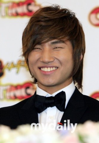 Bigbang大成鼻骨骨折 需住院治疗六周(图)_影音娱乐_新浪网