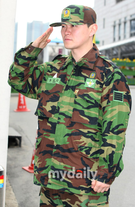 韩国艺人杨东根退役结束为期两年兵营生活