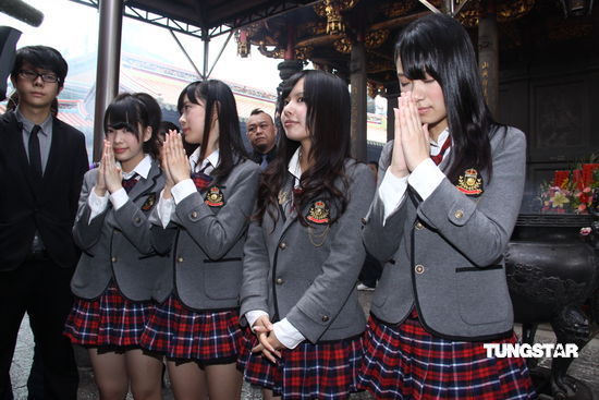 日本组合NMB48任观光大使体验台湾庙宇文化