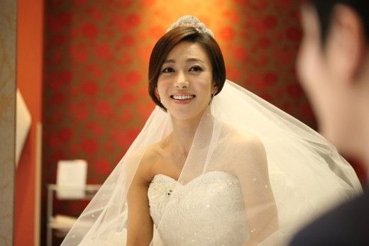 韩星张英楠幸福完婚 洁白婚纱映衬美丽笑脸(图)