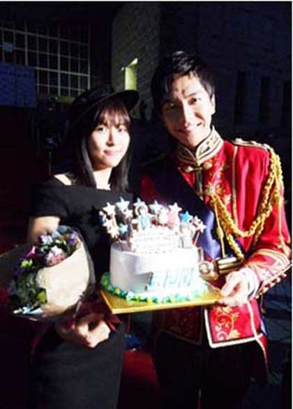 李胜基祝河智苑影片大卖贴心送蛋糕(图)