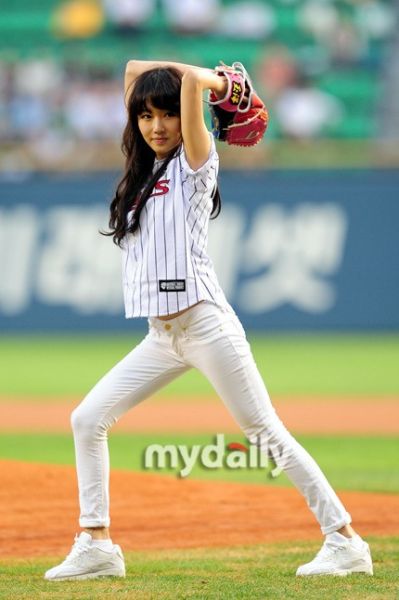 韩星李贞贤为棒球赛开球 白衣显清新(图)