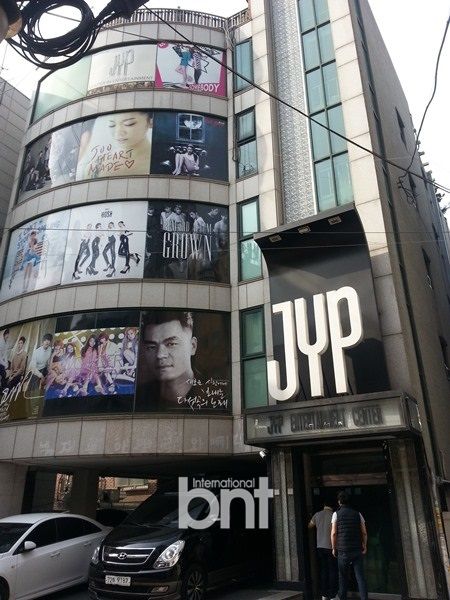 韩国JYP公司遭不明身份男子潜入引骚动|JYP|男