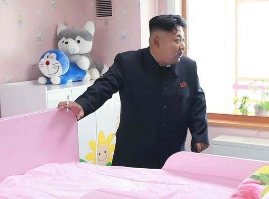 恶搞?金正恩视察 不雅乘骑画面成背景