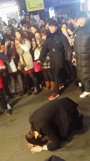 韩男星金宇彬当街下跪 感谢观众支持新片