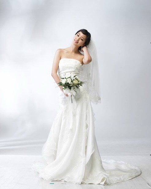 韩艺瑟拍写真披婚纱 纯美新娘宛如天使【图】