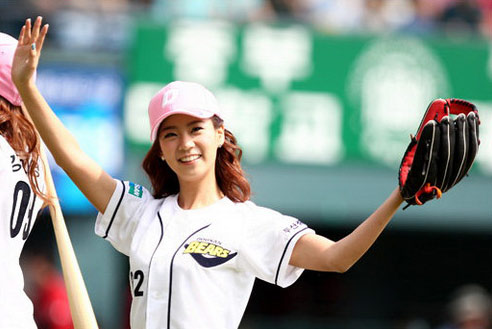 组图:韩女子组合Kara运动装扮任棒球赛试球员