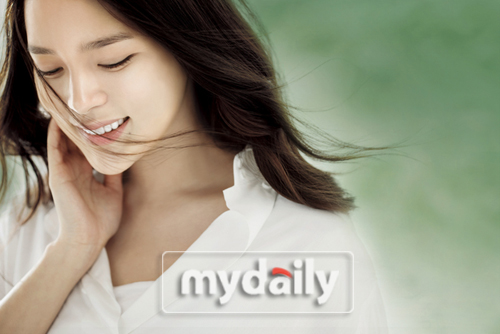 组图:朴时妍拍摄化妆品广告 清丽可人造型