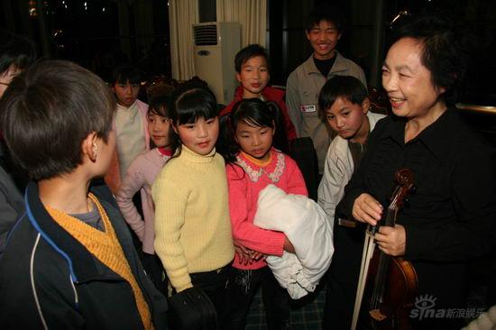 世界小姐奉献爱心温暖中国孤儿演奏感动世界