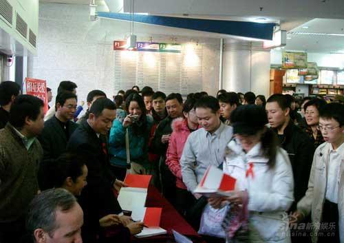 蒋雯丽新书火爆签售收益将资助艾滋儿童(图)