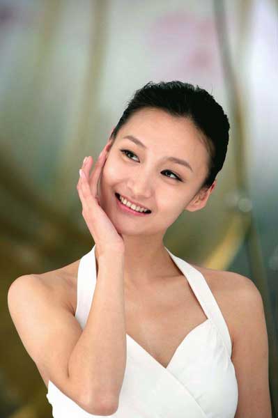 组图：牛萌萌代言药妆拍广告展现诱人肌肤(图)