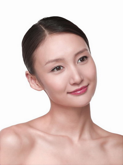 组图：牛萌萌代言药妆拍广告展现诱人肌肤(图)
