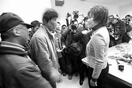 刘晓庆鼓励毁容小伙：接受手术能让你变帅(图)
