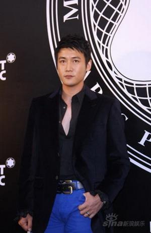 陆毅出席艺术颁奖盛典黑蓝西服时尚抢眼(附图)