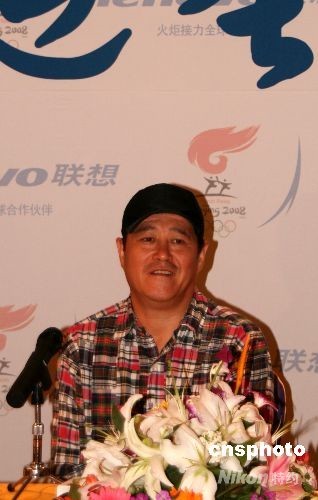 赵本山沈阳担任火炬手不改幽默本色逗乐记者