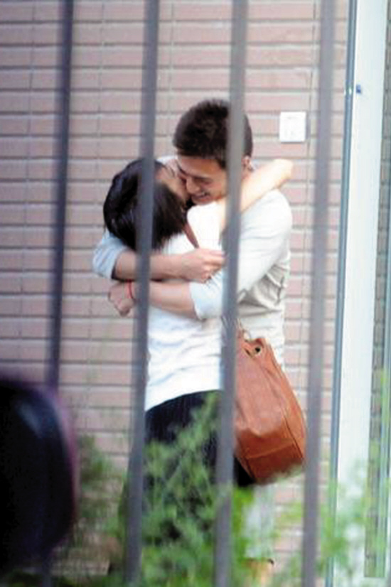 高圆圆家门口小别胜新婚经纪公司：她敢爱敢认