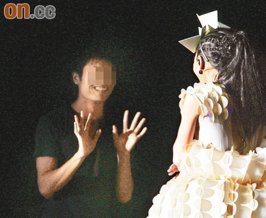 孙燕姿上海开唱受惊吓 险遭热情男歌迷袭胸【图】