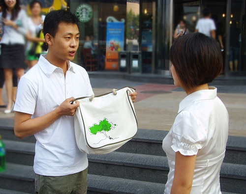 华谊明星汇力打环保牌 张译街头倡议绿色行动