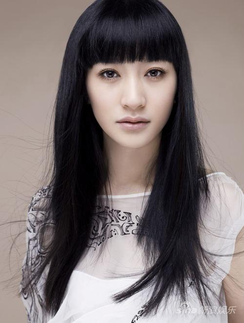 李小冉出席品牌庆典清雅如兰 透露美白护肤心得