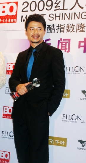 段奕宏蓝领带抢镜 卫冕“人气王”红毯验人气